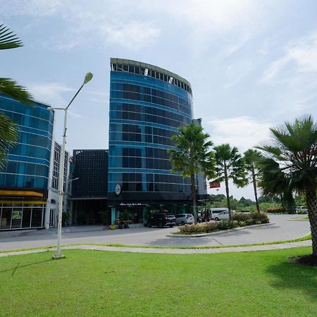 The Crew Hotel Medan Exterior foto